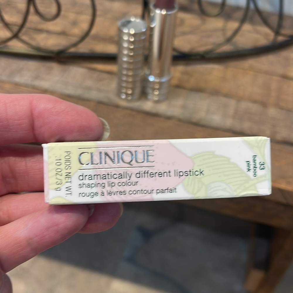 🆕Clinique Dramatically Different Lipstick - Picture 3 of 11